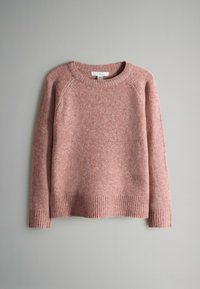 Różowa swetrowa bluzka dzianinowa z okrągłym dekoltem, ściągaczem na dole i rękawami raglanowymi, o miękkim, teksturowanym wykończeniu.