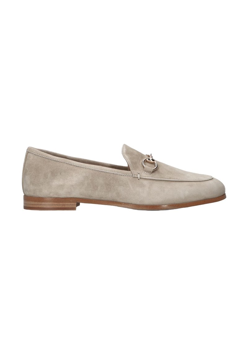 Beige suède loafers met een ronde neus, voorzien van een metalen gespaccent en een lage gestapelde hak. Soepele textuur en een minimalistisch ontwerp.