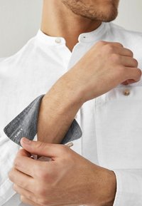 Next LINEN BLEND ROLL SLEEVE SHIRT WITH GRANDAD COLLAR - Košile - white