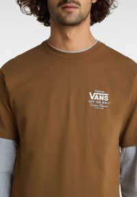 Vans MN HOLDER ST CLASSIC - T-shirt med print - coffee liqueur white