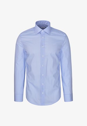 Chemise homme bleu clair à manches longues avec boutonnage sur le devant et col pointe, présentée sur fond blanc.