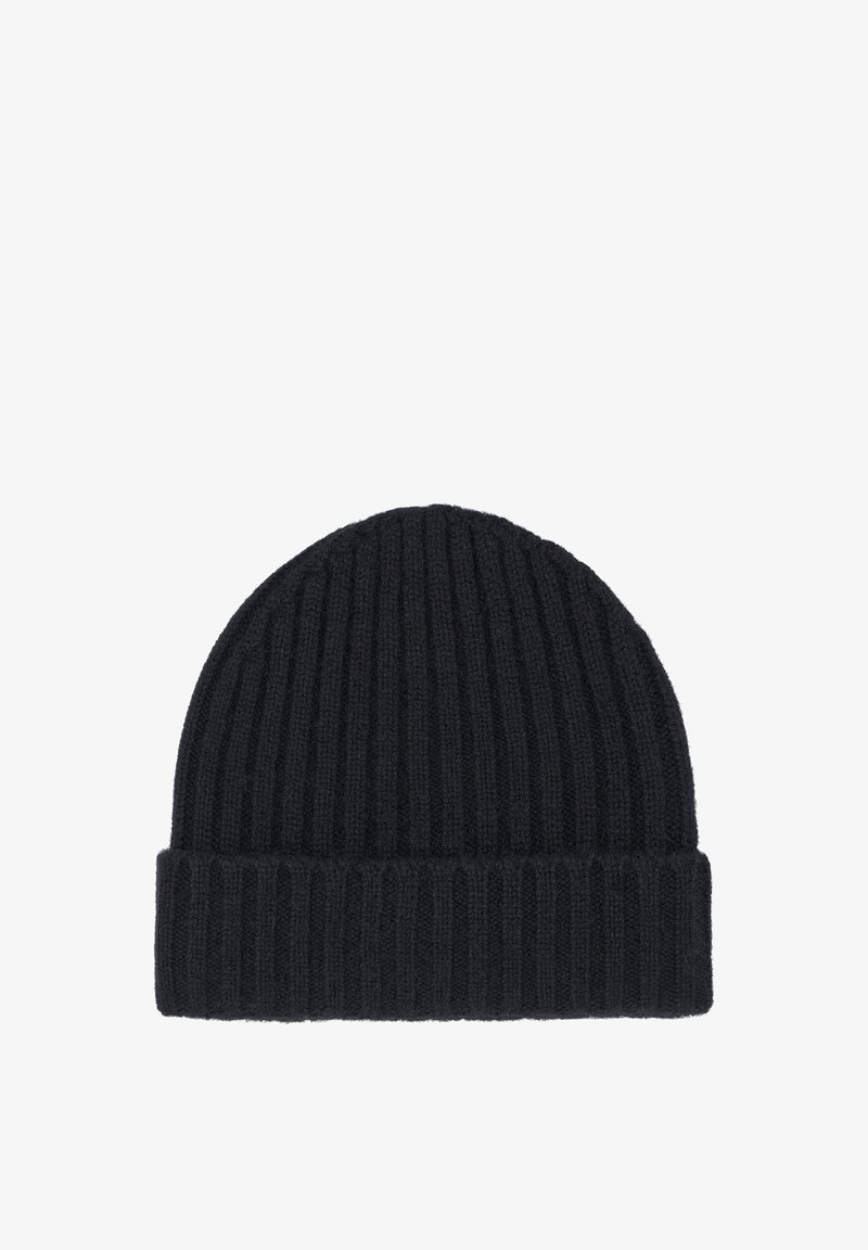 Črna pletena kapa iz mehkega materiala, ki ima rebrasto teksturo in zložen rob za udobno prileganje.