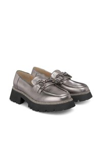 Metallisch silberne Slipper mit einer klobigen schwarzen Sohle, die dekorative Kettenakzente im Obermaterial und eine glatte Lederstruktur aufweisen.
