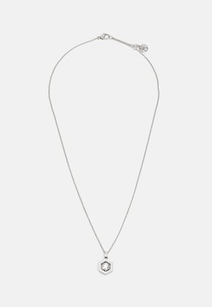 Collar de cadena de plata que presenta un colgante hexagonal con una piedra preciosa transparente en el centro. Diseño minimalista con un acabado pulido.