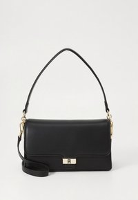 Črna usnjena torbica s strukturiranim dizajnom, zlatimi kovinskimi elementi in snemljivim trakom. Ima sprednji zaponko in gladko površinsko teksturo.