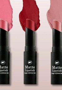 Kolme mattahuulipunaa sylinterimäisissä mustissa purkeissa, joissa on teksti "Matte Lipstick". Ne esittelevät vaaleanpunaisia, punaisia ja nude-sävyjä, joiden pinta on sileä.