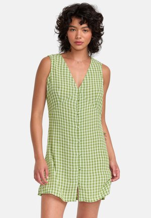 Vestido de cuadros verdes con escote en V, sin mangas, botones en la parte delantera y un dobladillo ligeramente acampanado. Fabricado con una tela ligera y de textura suave.