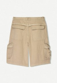 Beige cargo shorts med to baglommer og sidelommer. Lavet af slidstærkt materiale med en afslappet pasform og lige ben design.