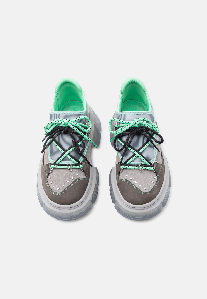 Chunky Sneaker in Grau und Mintgrün mit schwarzen und mintgrünen Schnürsenkeln, sternförmigen Nieten und dicken weißen Sohlen, von oben gesehen.
