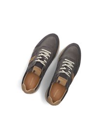 Bruine leren sneakers met beige accenten, gestructureerde overlays, witte veters en een rubberen zool. Aan de binnenkant is er een gladde leren voering.