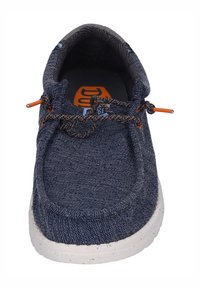 Scarpa slip-on in denim blu con accenti arancioni, tomaia testurizzata, punta rotonda e suola bianca maculata. Presenta lacci decorativi sul fronte.