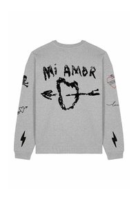 Felpa grigia a maniche lunghe con grafiche nere, tra cui il testo "Mi AMOR", un cuore con una freccia e decorazioni come teschi e fulmini.
