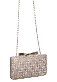 Pochette tissée en satin beige métallique avec des accents argentés brillants, dotée d'une bandoulière en chaîne et d'une fermeture à charnière. Motif texturé visible.