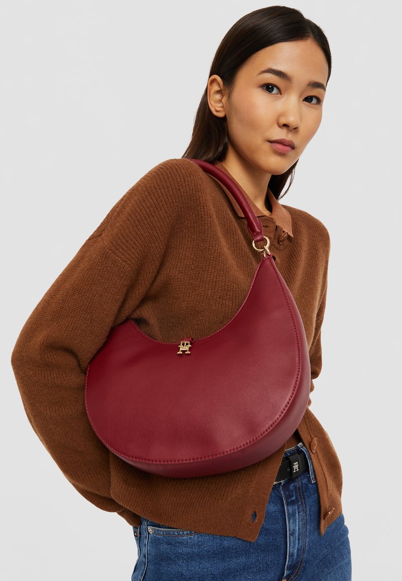 Tommy Hilfiger FEMININE SHOULDER BAG Borsa a mano rouge/rosso