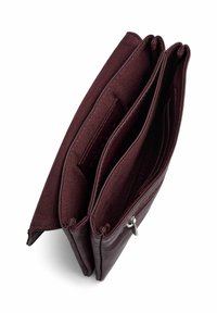 Burgundska bifold denarnica iz teksturirane usnje in tkanine, z večpredalčki in žepkom z zadrgo za varno shranjevanje.