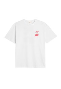 Witte katoenen t-shirt met een roze kersengrafiek met een strik en de tekst "SWEETNESS" onder het ontwerp. Korte mouwen en een losse pasvorm.