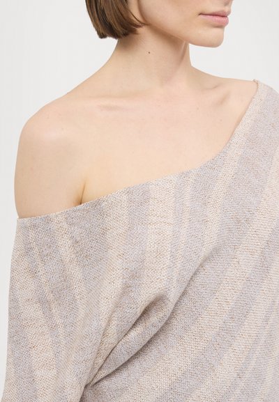 Šviesiai smėlio spalvos off-shoulder marškinėliai, pagaminti iš struktūruotos medžiagos su subtiliomis kaitaliojančiomis juostelėmis. Pasižymi laisvu siluetu ir drapiruotu pavidalu.