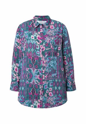 Knopenblouse van teal stof met roze, paarse en blauwe bloem- en geometrische patronen; heeft lange mouwen en een kraag.