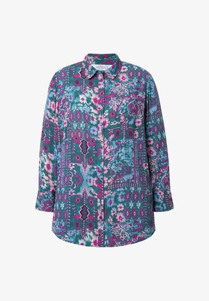 Halenka s knoflíky v tyrkysové látce s růžovými, fialovými a modrými květinovými a geometrickými vzory; má dlouhé rukávy a límec.