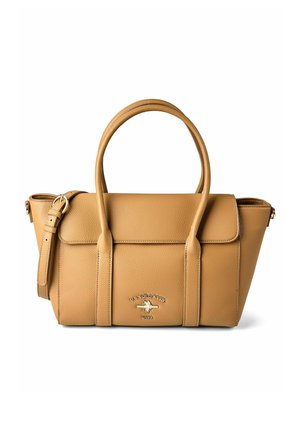 Bolso de cuero color canela con asas dobles, correa de hombro ajustable, logo de US Polo Assn. y cierre de solapa en la parte delantera.