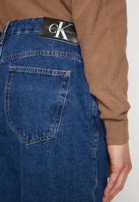 Calvin Klein Jeans 90S STRAIGHT - Ravne kavbojke - denim dark