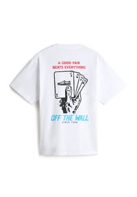 Weißes Baumwoll-T-Shirt mit einem grafischen Druck einer Hand, die Spielkarten hält, sowie rotem und blauem Text: "PAAR GESCHLAKT ALLES, OFF THE WALL."