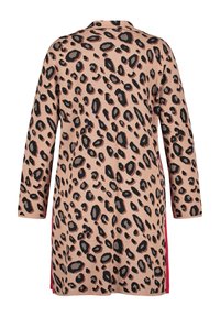 Cardigan animalier in beige e nero, con maniche lunghe, design aperto davanti e dettagli rossi laterali. Materiale in maglia morbida.