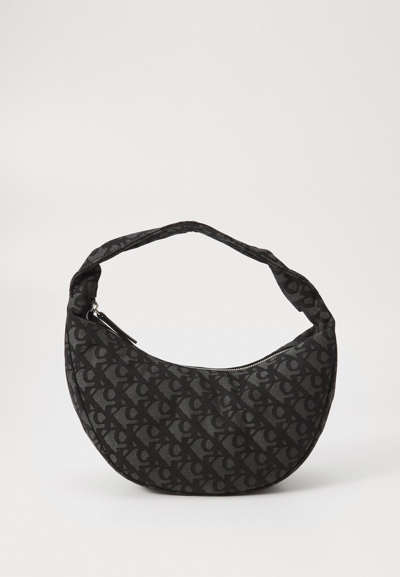 Borsa a tracolla in tessuto nero con forma curva, chiusura a zip e una tracolla. Presenta un motivo logo ripetuto in una tonalità più scura. Texture morbida.