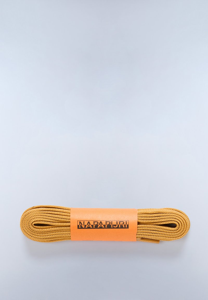 Cordones amarillos hechos de material trenzado, enrollados de manera ordenada. Una etiqueta naranja con "NAPAPIJRI" impresa en negro está fijada en el centro.