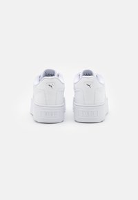 Baskets blanches avec une tige en cuir lisse, bout rond, col rembourré et épaisse semelle en caoutchouc blanc. Présentent un logo Puma gris à l'arrière.