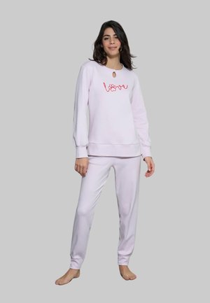 Set di abbigliamento da casa di colore viola chiaro composto da una maglia a maniche lunghe con scollatura a chiave e grafica rossa "love", abbinata a pantaloni affusolati coordinati.