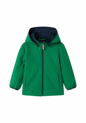 Giacca softshell verde con cappuccio blu navy. Presenta polsini elastici, due tasche frontali e chiusura con zip. Texture liscia.