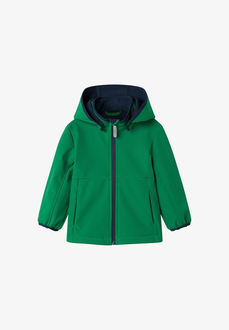 Giacca softshell verde con cappuccio blu navy. Presenta polsini elastici, due tasche frontali e chiusura con zip. Texture liscia.