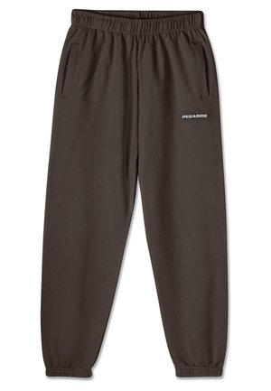 Calças de fato escuras cinzentas com cintura elástica, dois bolsos laterais e punhos ajustados. Apresenta um logótipo branco "PEGADOR" na coxa esquerda.