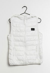Vit pufferväst med huva, med horisontell quiltad design, frontdragkedja och två sidofickor. Svart logotyp patch på bröstet.