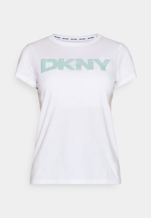 Bela bombažna majica s kratkimi rokavi in okroglim izrezom. Na sprednji strani je velik mintasto zelen napis "DKNY" in rob izreza z blagovno znamko.