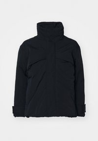 Schwarze gepolsterte Jacke mit hohem Kragen, durchgehendem Reißverschluss und zwei großen Brusttaschen; besitzt eine glatte Außentextur und verstellbare Bündchen.