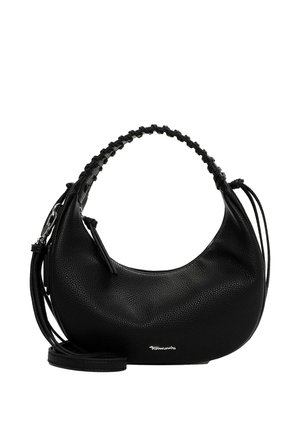 Sac à main noir en forme de croissant avec cuir texturé, poignée tressée, fermeture éclair et sangle détachable sur fond blanc.