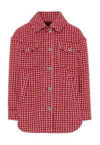 Rood en wit houndstooth-patroon button-up jack met kraag en twee borstzakken met kleppen en knopen.
