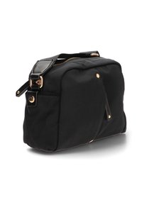 Bolso de tela negra con cierre de cremallera, acentos en hardware dorado, asas planas y un bolsillo lateral. Superficie texturizada, forma rectangular compacta.