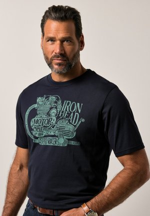 Camiseta de algodón azul con un gráfico de motocicleta vintage en verde, con mangas cortas y un clásico escote redondo.
