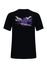 Schwarzes Baumwoll-T-Shirt mit einem lila Berg- und Baummotiv auf der Rückseite, verziert mit strukturierten Akzenten, die Wasser und Wolken ähneln.