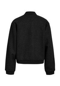 Μαύρο μπουφάν τύπου bomber με μακριά μανίκια, ριμπ μανσέτες, ριμπ ζώνη μέσης και όρθιο γιακά, εμφανίζεται από πίσω σε λευκό φόντο.