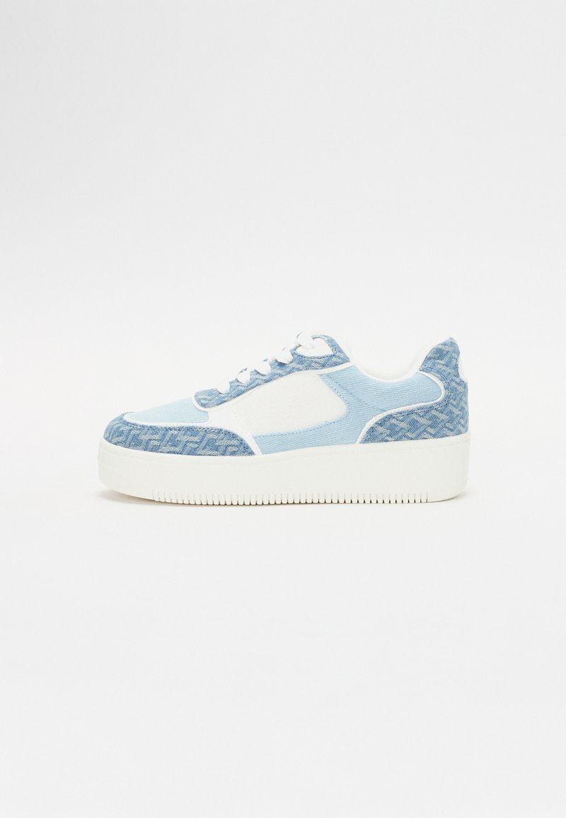 Sinine kangast ülikonnasaabas, millel on tekstuurne disain, valged detailid ja paks tall. Ühepaikse sulgemisega ja ümmarguse varbaga.