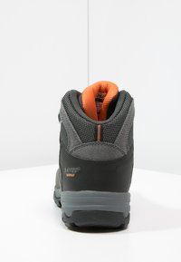 Grau wasserfeste Wanderschuhe mit einem strukturierten Mesh-Obermaterial, verstärktem Absatz, orangefarbenen Akzenten und einem gepolsterten Kragen für zusätzlichen Komfort.