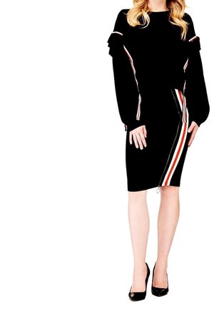 Femme portant une robe noire à manches longues avec des rayures rouges et blanches et des talons hauts noirs, debout devant un fond blanc.