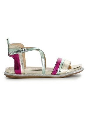 Sandalias planas con tiras metálicas en verde, rosa y dorado. Textura suave con una suela brillante. Cierre de hebilla en el tobillo. Diseño de punta abierta.