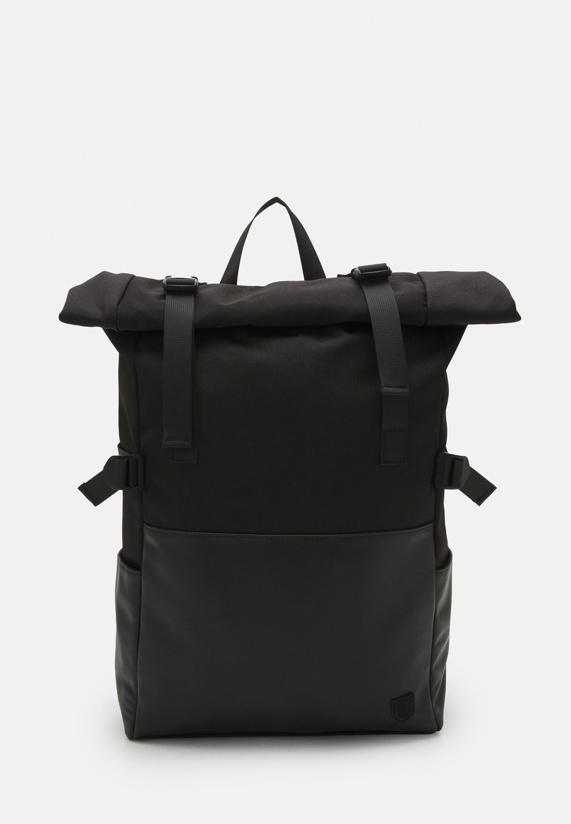 Rucsac negru tip roll-top, cu un material texturat, bază din piele netedă, curele ajustabile și un mâner superior. Design elegant și modern.