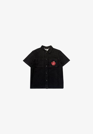Camisa de ganga preta de mangas curtas com colarinho pontiagudo, dois bolsos frontais e um patch de uma maçã vermelha no lado esquerdo do peito.