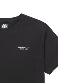 Schwarzes Baumwoll-T-Shirt mit Rundhalsausschnitt und kurzen Ärmeln. Auf der Brust befindet sich ein kleines weißes "ELEMENT CO."-Logo mit "SINCE 1992" darunter.